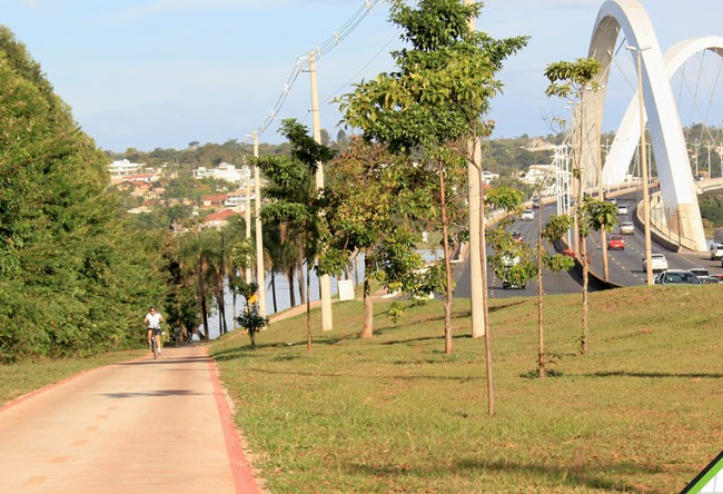 Bicycle path and landscaping in Plano Piloto, in Brasília